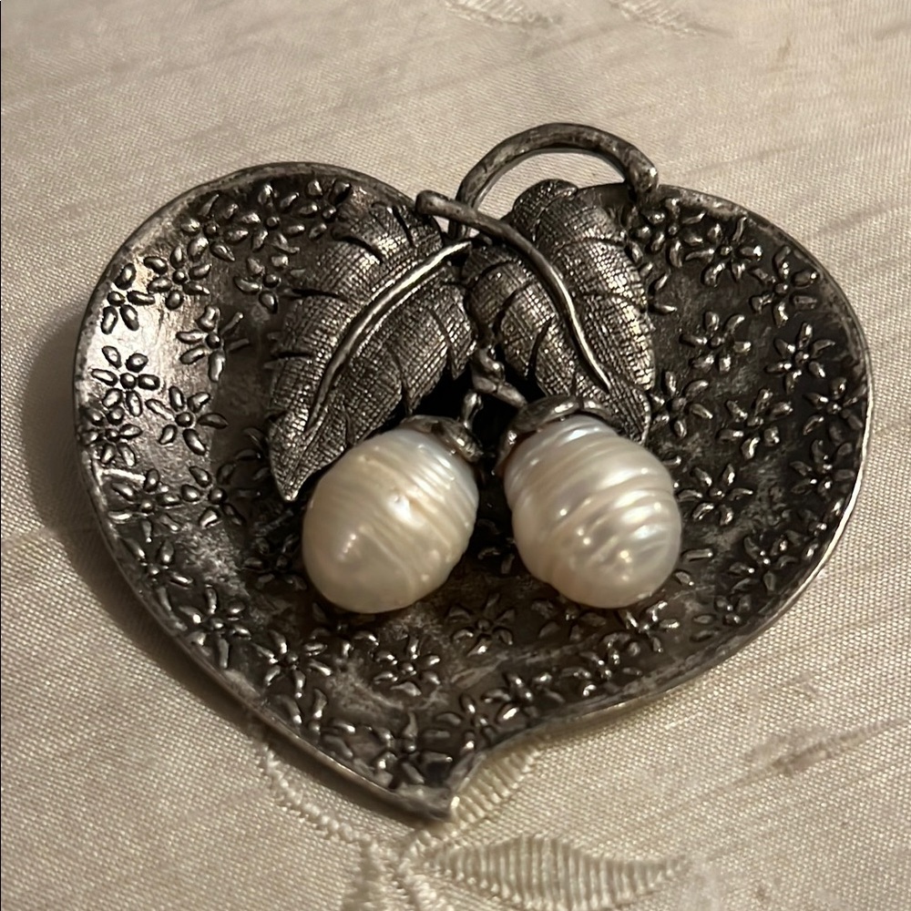 Beautiful Silver Tone Heart Brooch with Freshwater Pearls 🖤 (H)